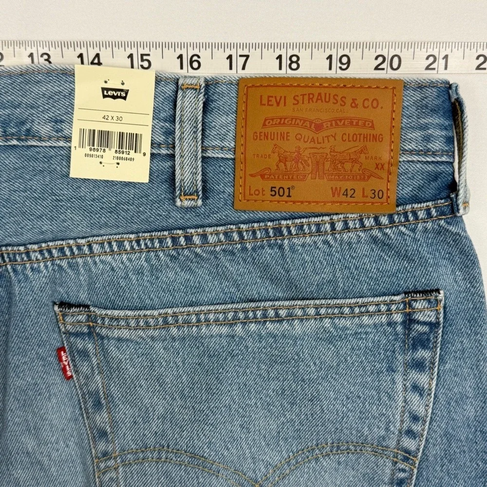 Levi's 501 Original Fit Jeans W42 L30 Button Fly Light Wash Denim Mens New
